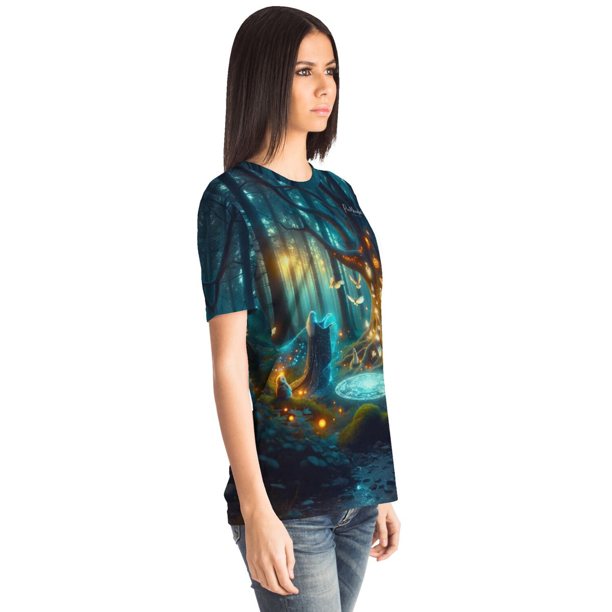 Frau trägt Dreamer T-Shirt mit mystischem Hexennacht-Motiv im Stil unserer Diamond Painting und Malen nach Zahlen Designs