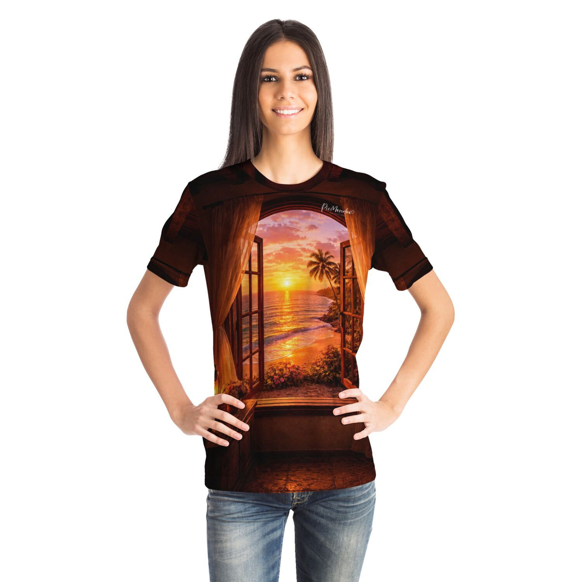 Frau trägt Dreamer T-Shirt mit Aufdruck: Goldene Stille Sonnenuntergang am Strand, inspiriert durch Diamond Painting Motive.