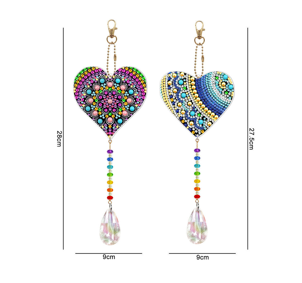 Zwei herzförmige Diamond Painting Aufhänger mit buntem Mosaik-Design, Regenbogen-Perlenkette und glitzernden Kristallen.