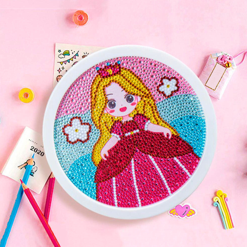Rundes Diamond Painting Set für Kinder mit Prinzessin-Motiv in einem weißen Rahmen auf pinkem Untergrund