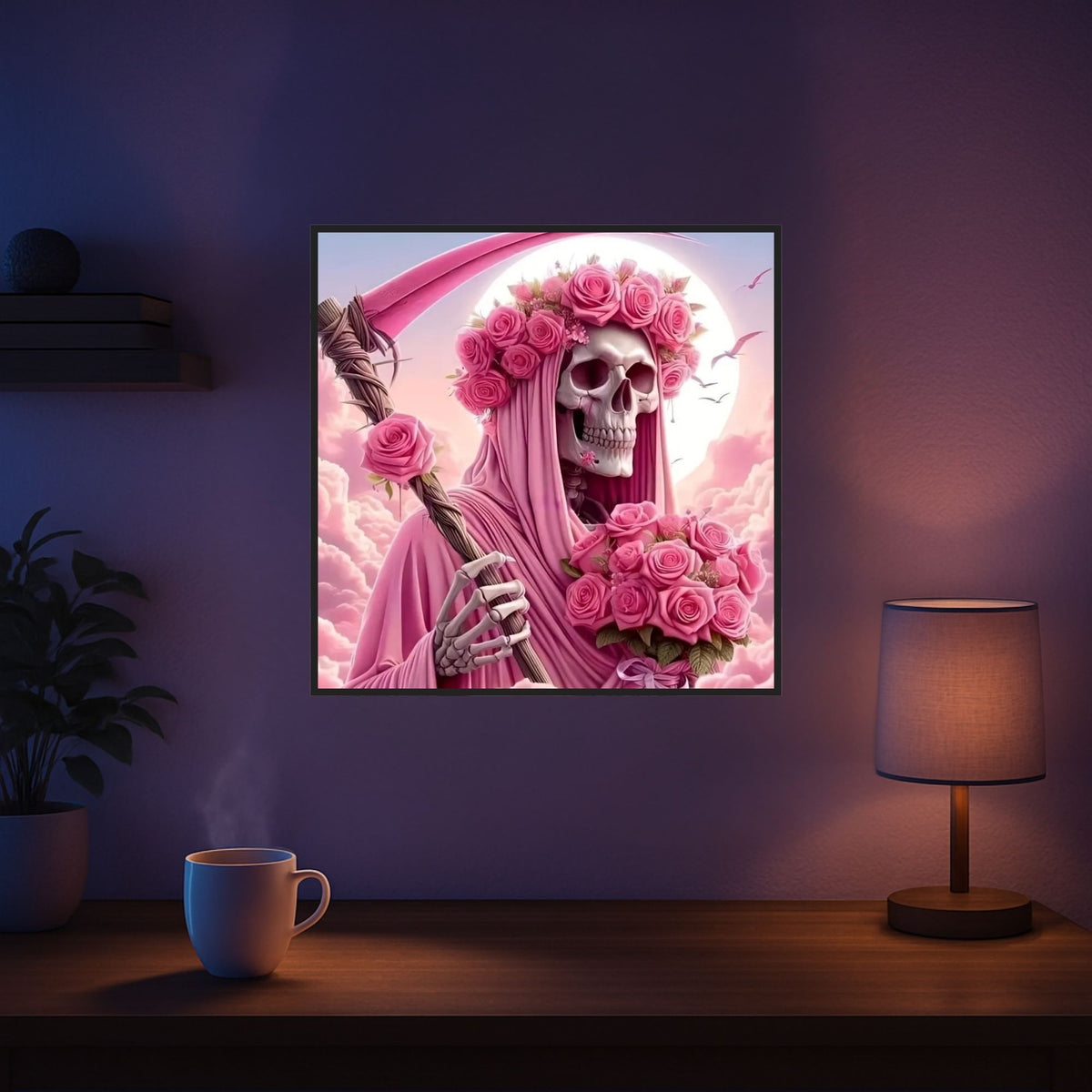 Diamond Painting Set Rosenträume: Totenkopf mit pinken Rosen und Sense im Fantasy-Design als fertiges Wandbild.