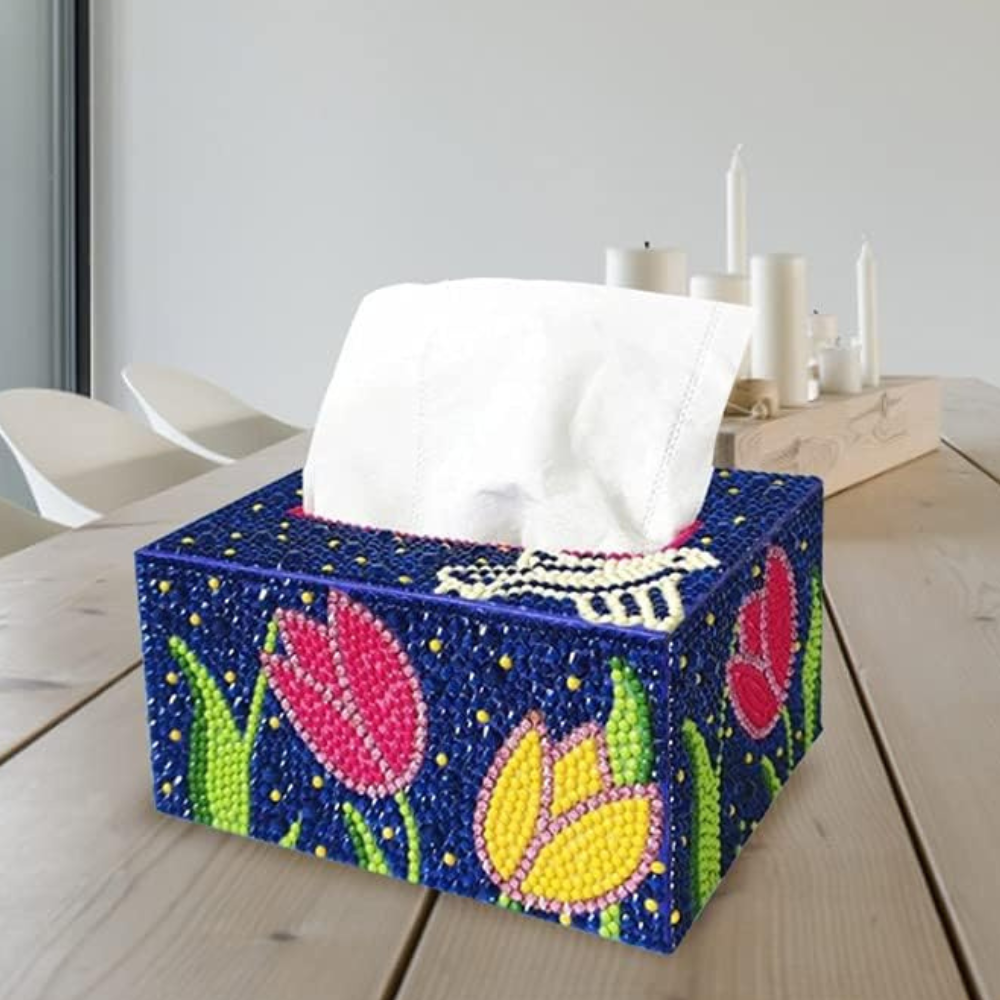 Mit bunten Blumen verzierte Diamond Painting Taschentücherbox aus runden Strasssteinen als DIY-Wohnaccessoire