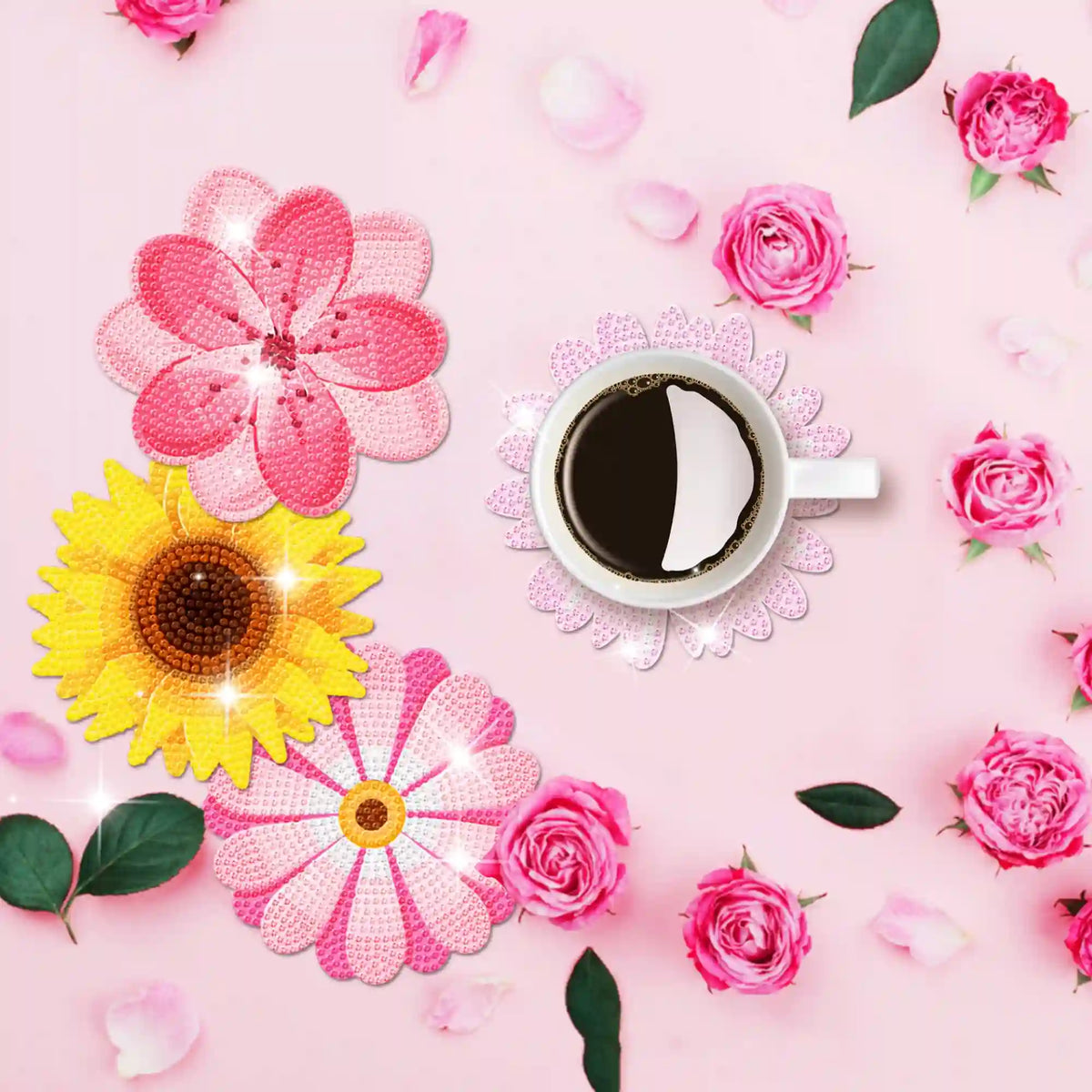 Diamond Painting Untersetzer im Design Bunte Blumenwiese mit glitzernden Steinen und einer Kaffeetasse auf Rosahintergrund