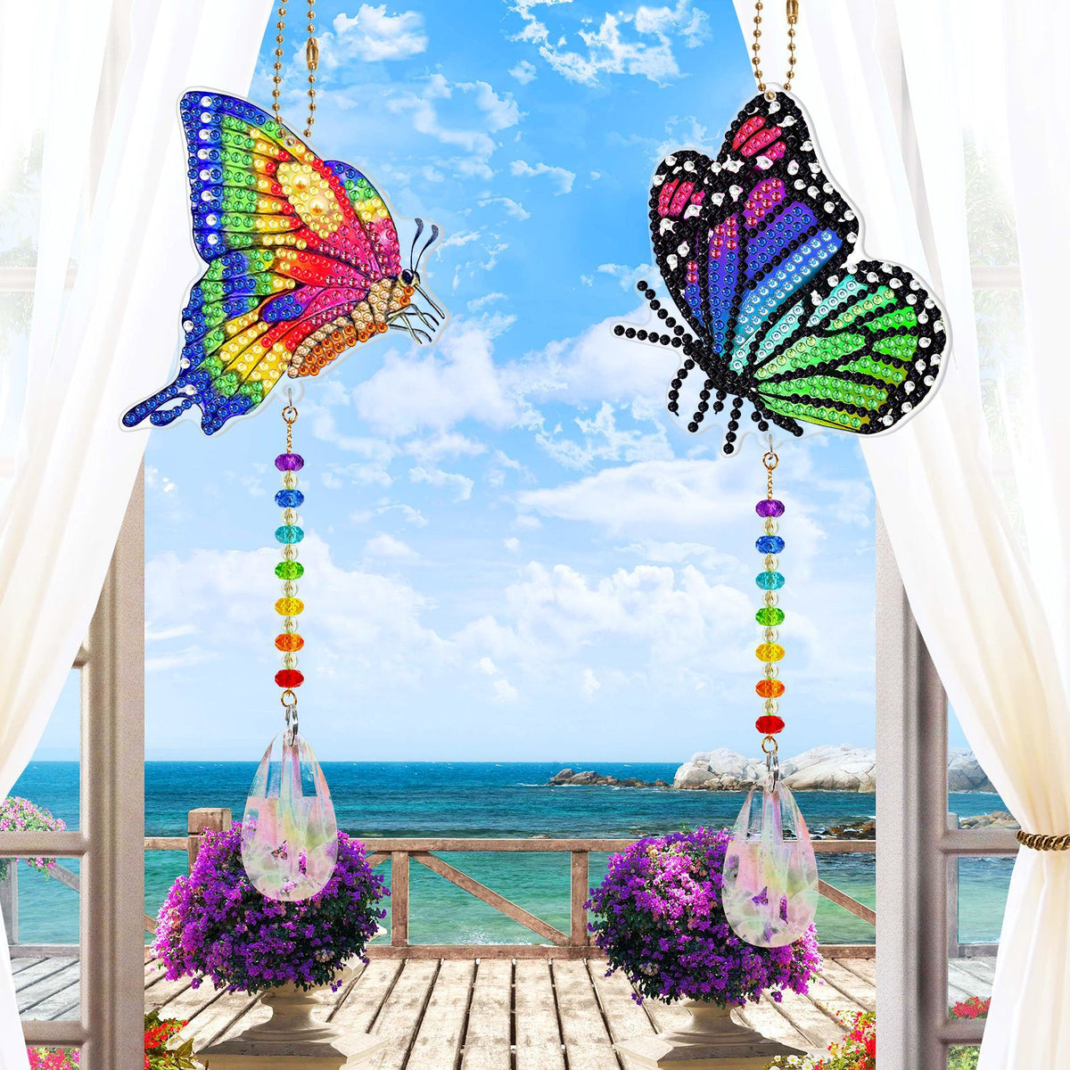 Zwei funkelnde Diamond Painting Schmetterling-Aufhänger als Fensterdeko mit bunten Glitzersteinen