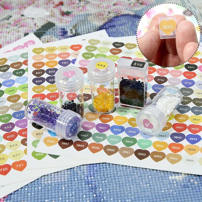Bunte herzförmige DMC Sticker zur Organisation von Diamond Painting Steinchen in Aufbewahrungsdöschen