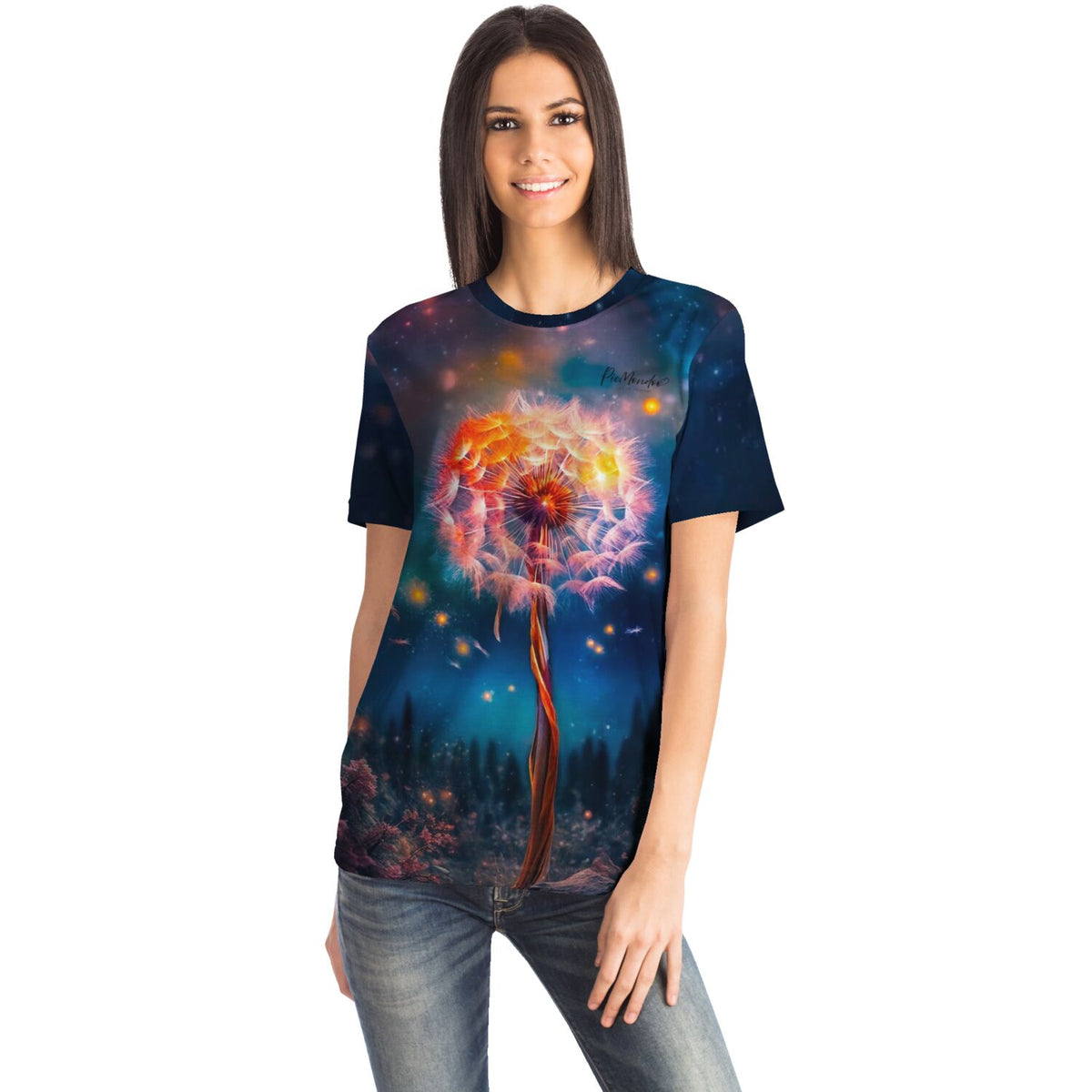 Frau trägt stilvolles T-Shirt mit leuchtendem Pusteblumen-Motiv im Diamond Painting Design und Galaxy-Hintergrund