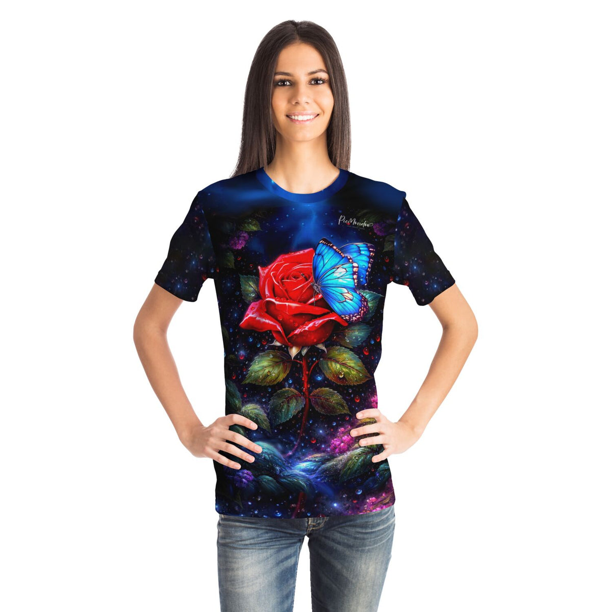 Frau trägt Dreamer T-Shirt mit roter Rose und blauem Schmetterling, inspiriert von Diamond Painting Motiven.