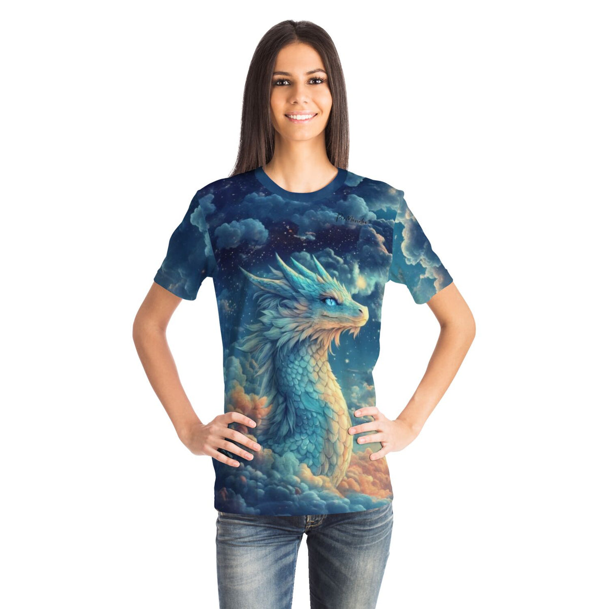 Frau trägt blaues Dreamer T-Shirt mit Saphira Himmelsdrache Motiv im Stil von Diamond Painting und Malen nach Zahlen