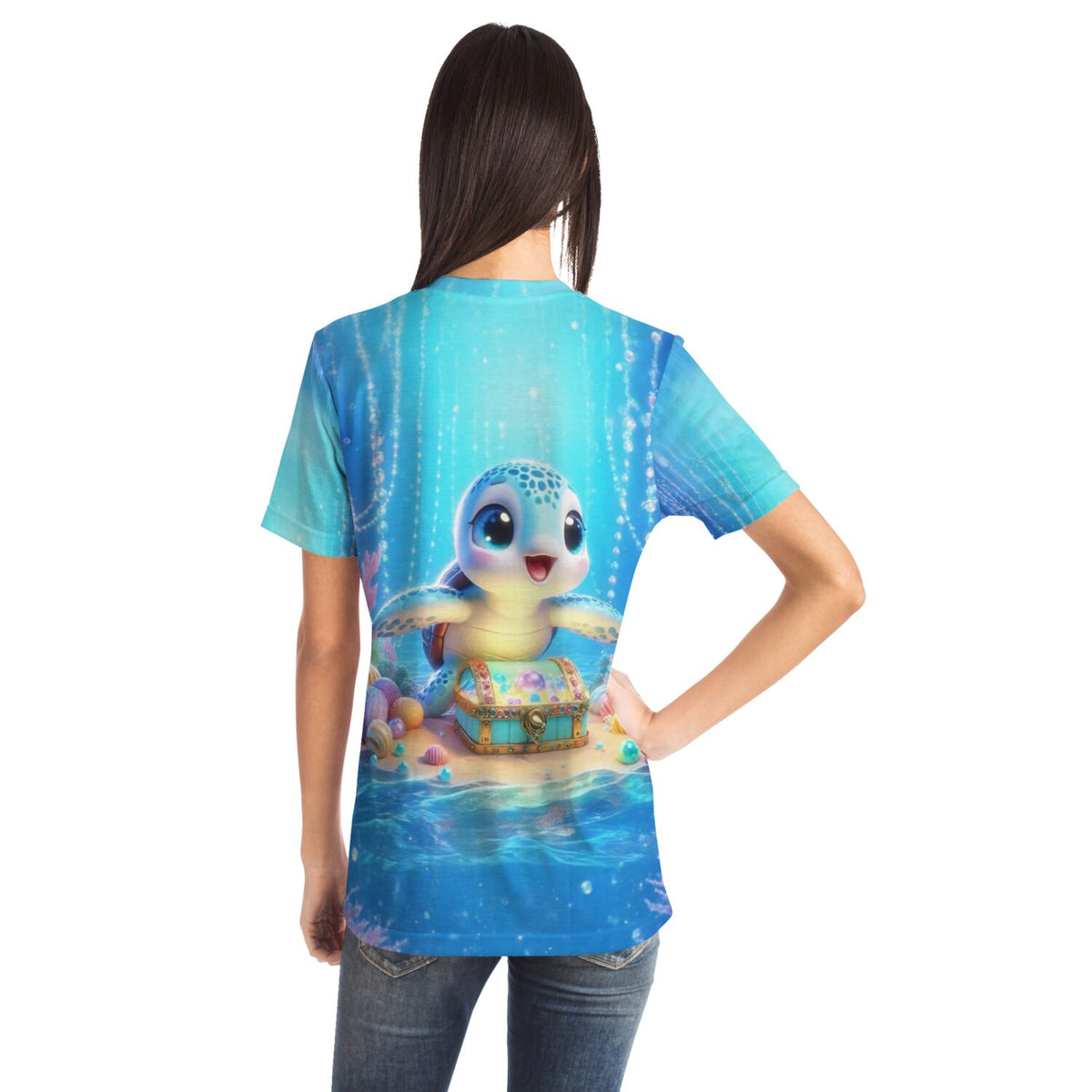 Frau trägt blaues T-Shirt mit kleiner Schildkröte und Schatztruhe, im Stil von Malen nach Zahlen und Diamond Painting