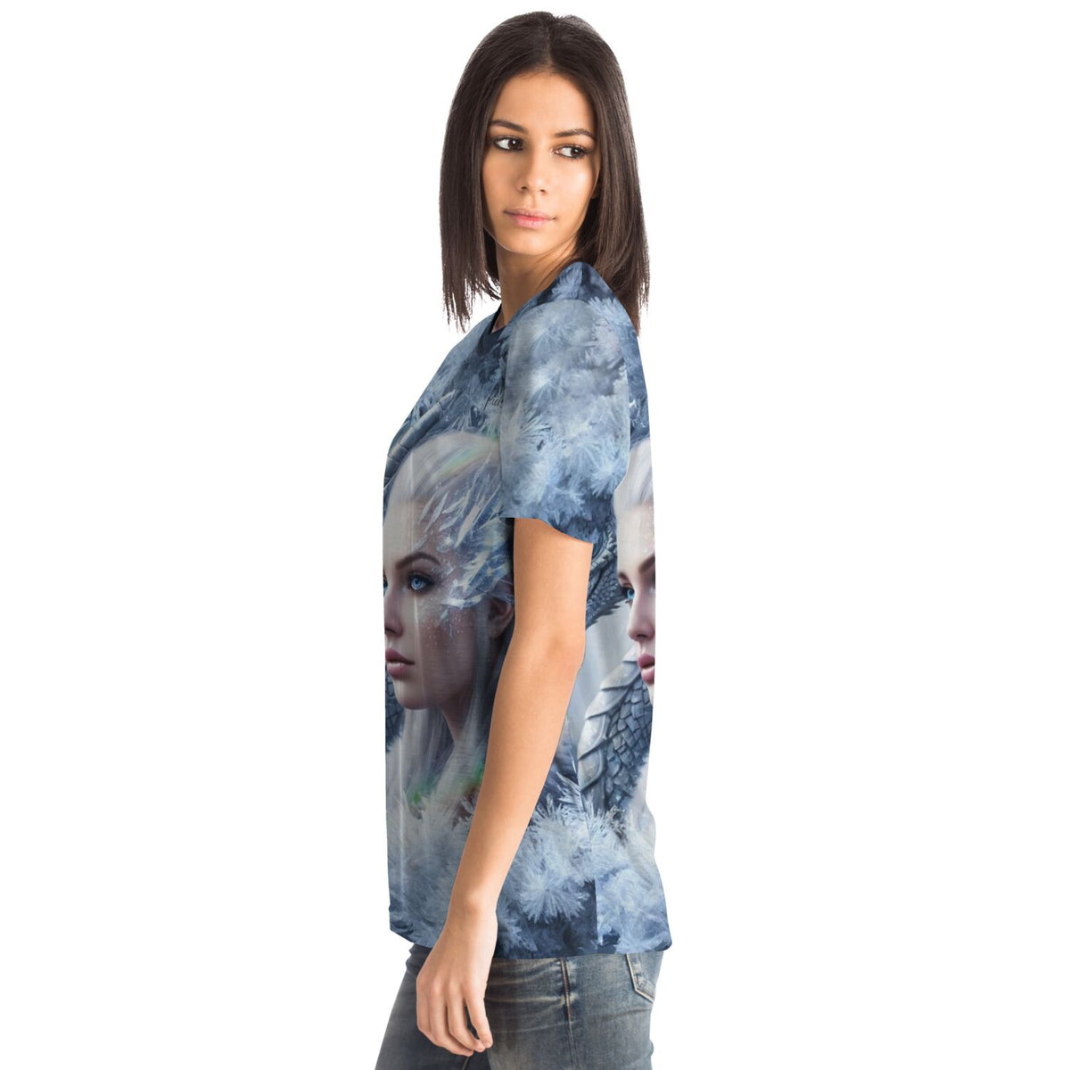 Frau trägt Dreamer T-Shirt mit Dragon Queen Motiv im Stil unserer Diamond Painting und Malen nach Zahlen Kunstwerke
