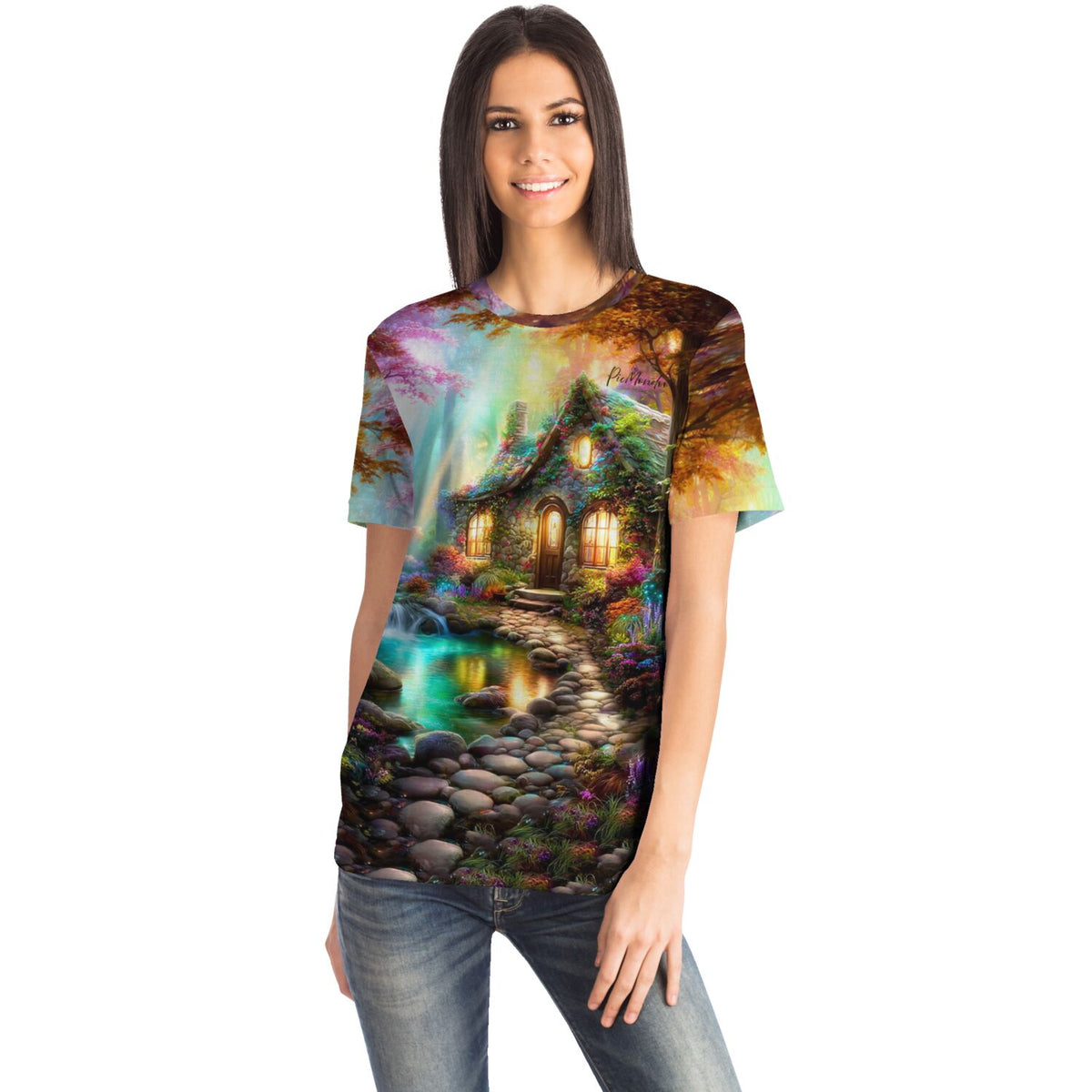 Frau trägt ein T-Shirt mit Diamond Painting Motiv: Märchenhaftes Waldhaus am Teich mit leuchtenden Farben