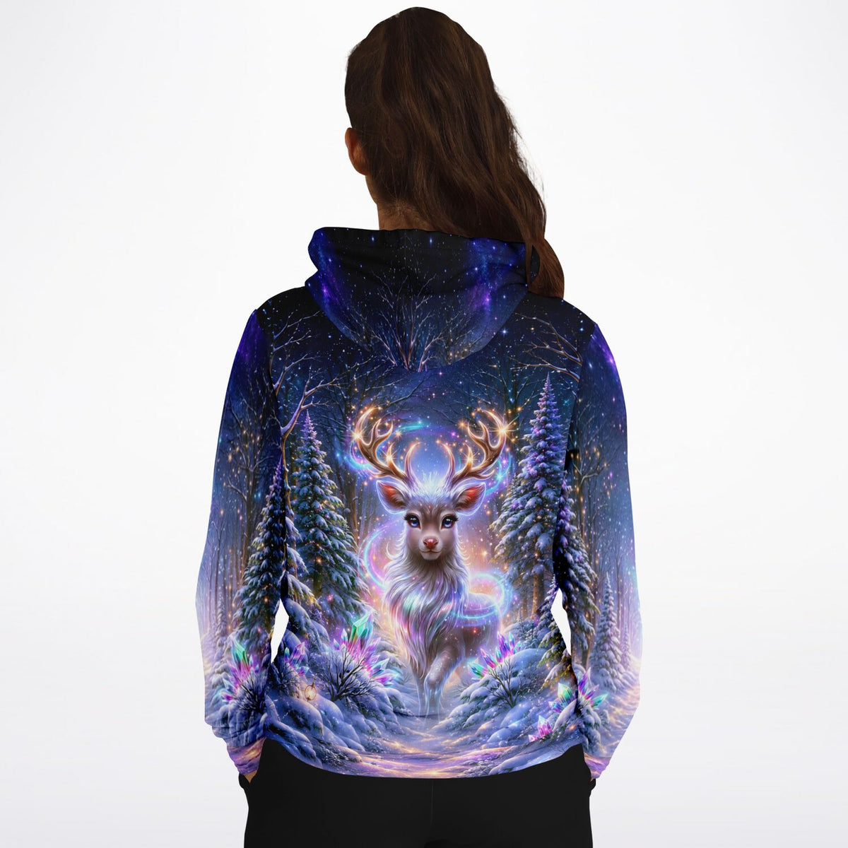 Dreamer Hoodie mit magischem Winterwald und leuchtendem Hirsch, im Stil kunstvoller Diamond Painting Motive für Erwachsene.