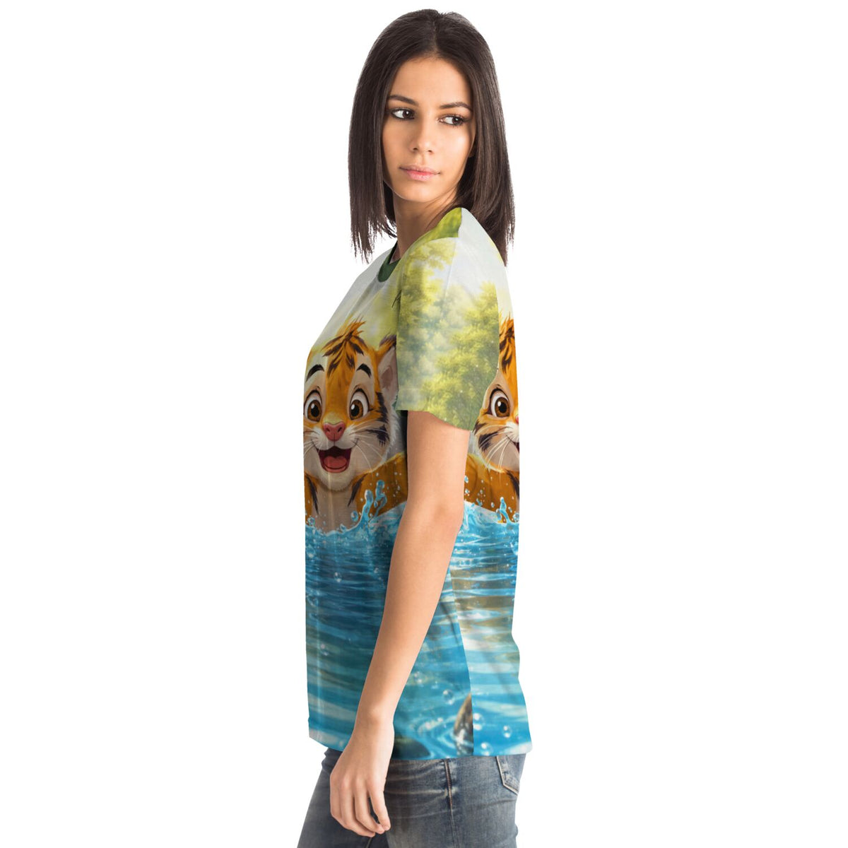 Frau trägt Dreamer T-Shirt mit süßem Tiger-Motiv beim Planschen für Fans von Malen nach Zahlen und Diamond Painting