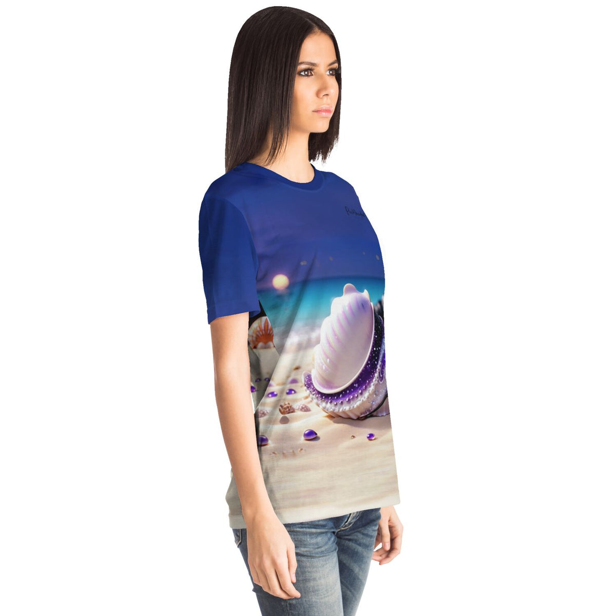 Frau trägt Dreamer T-Shirt mit Muschel-Motiv in Violett, inspiriert durch Diamond Painting Kunst und kreative DIY-Styles.
