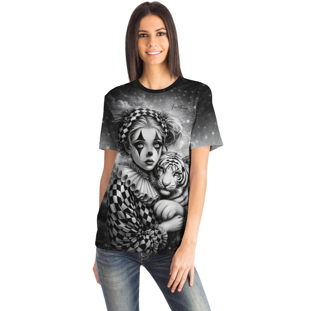 Frau trägt ein T-Shirt mit Diamond Painting Motiv: Clownin in Maskerade mit weißem Tiger in Schwarz-Weiß