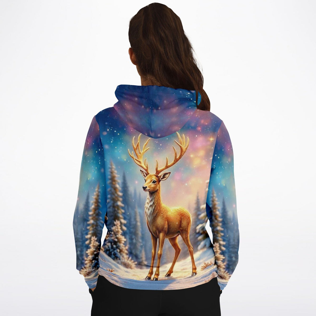 Dreamer Hoodie mit goldenem Hirsch im verschneiten Winterwald, Full-Print Design für DIY- und Naturfans
