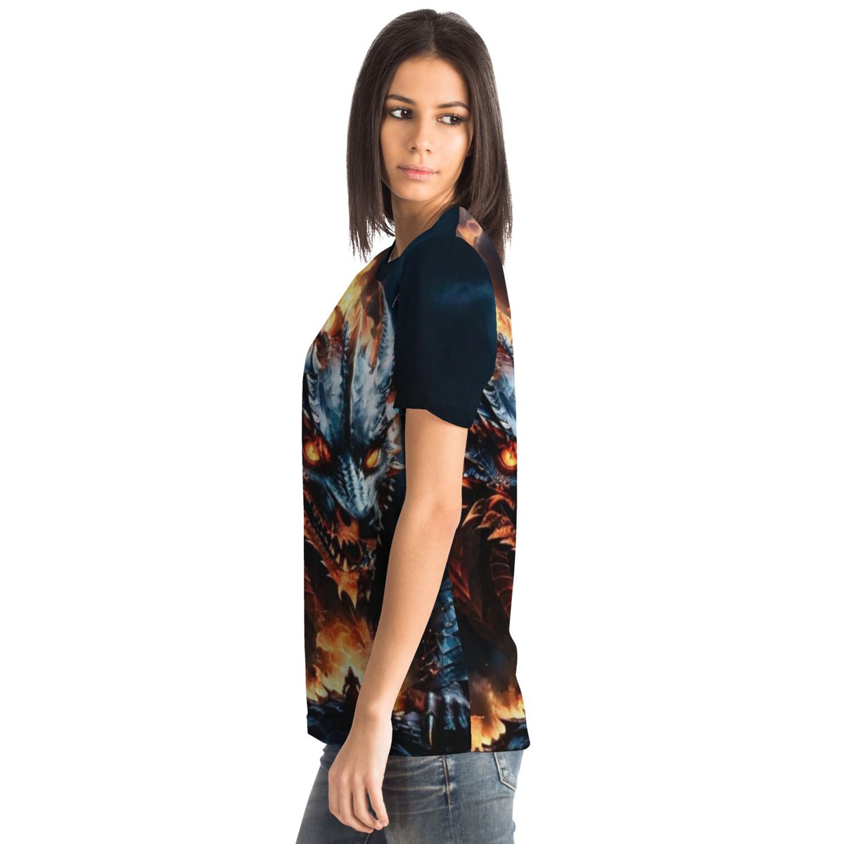 Frau trägt T-Shirt mit feurigem Drachen-Motiv, das den detailreichen Stil bekannter Diamond Painting Sets widerspiegelt