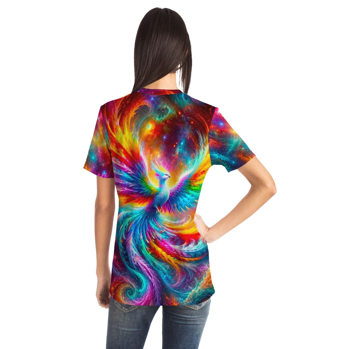 Frau trägt ein T-Shirt mit Phönix-Motiv in bunten, leuchtenden Farben, ähnlich den Designs unserer Diamond Painting Sets.