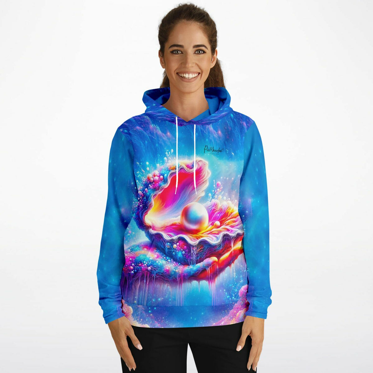 Frau trägt Dreamer Hoodie Zauber des Meeres im bunten Diamond Painting Design mit einer leuchtenden Muschel und Perle