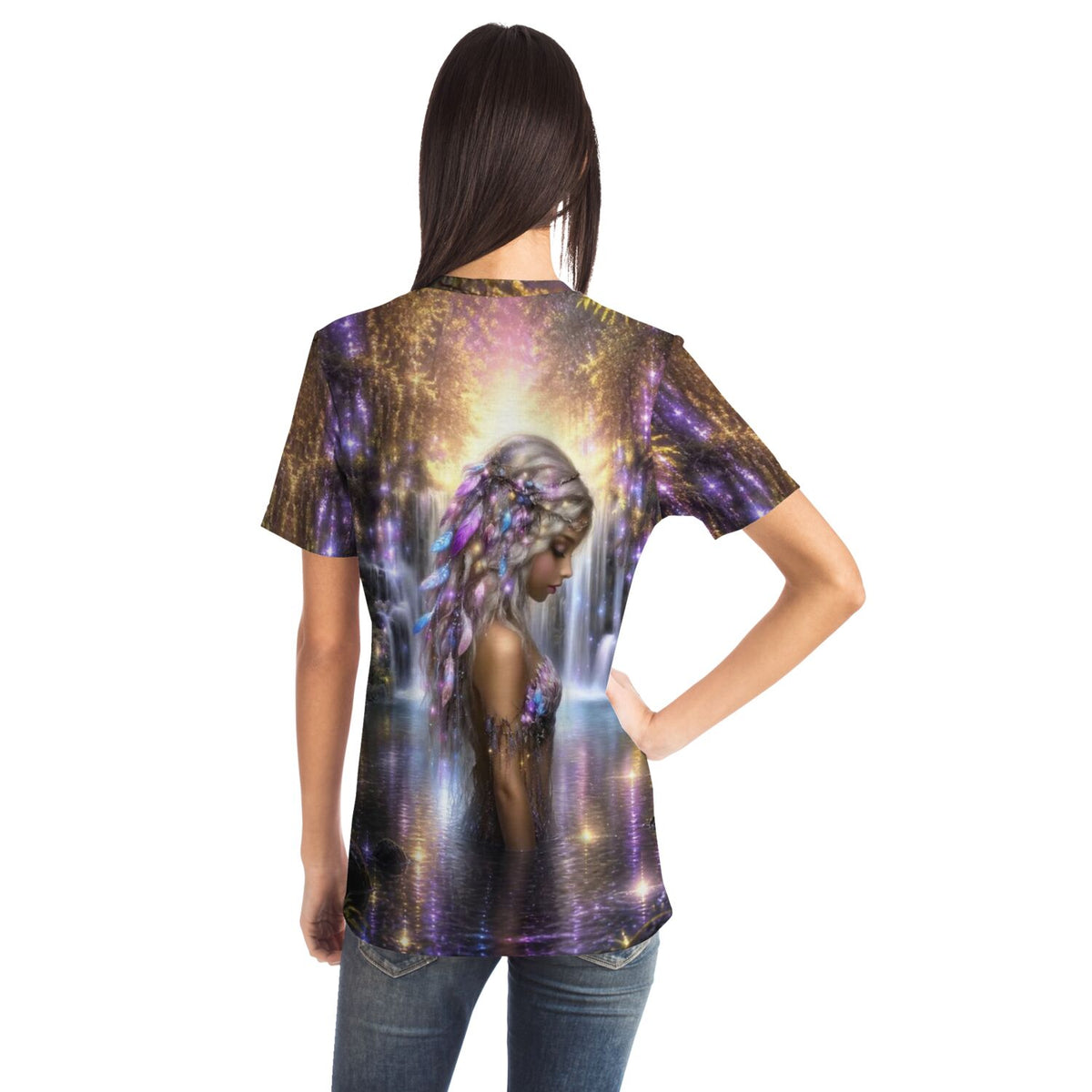 Frau trägt Dreamer T-Shirt mit mystischem Fee-Motiv, inspiriert durch Diamond Painting und Malen nach Zahlen Kunststile