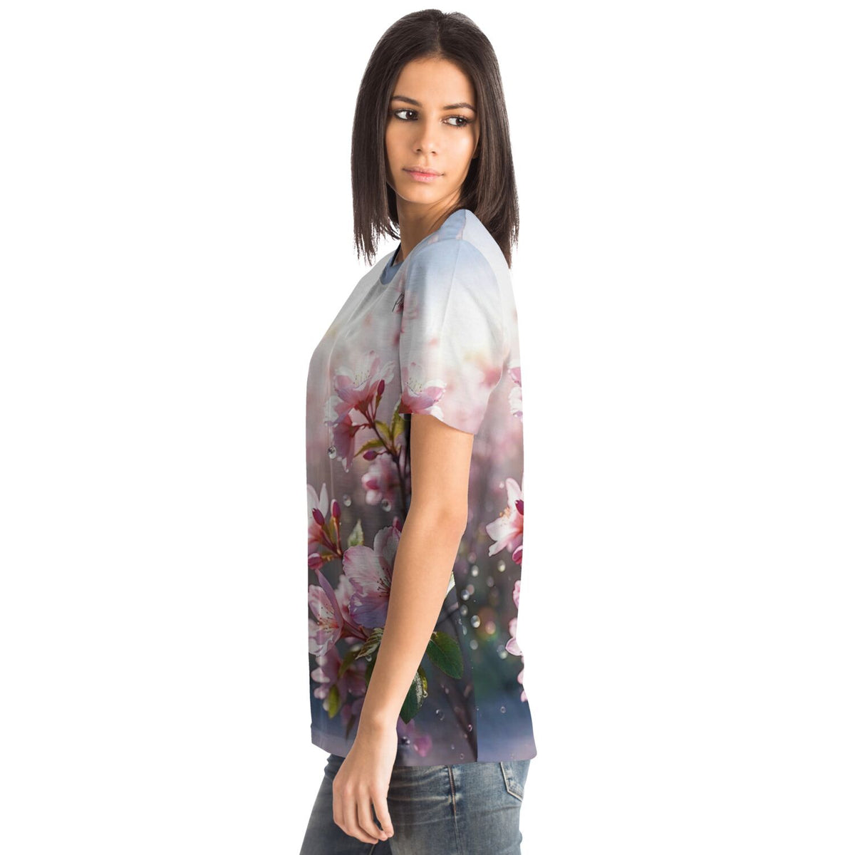 Frau trägt Dreamer T-Shirt mit zartem Kirschblüten-Design, ästhetische Blumen-Illustration für DIY-Kunst Fans