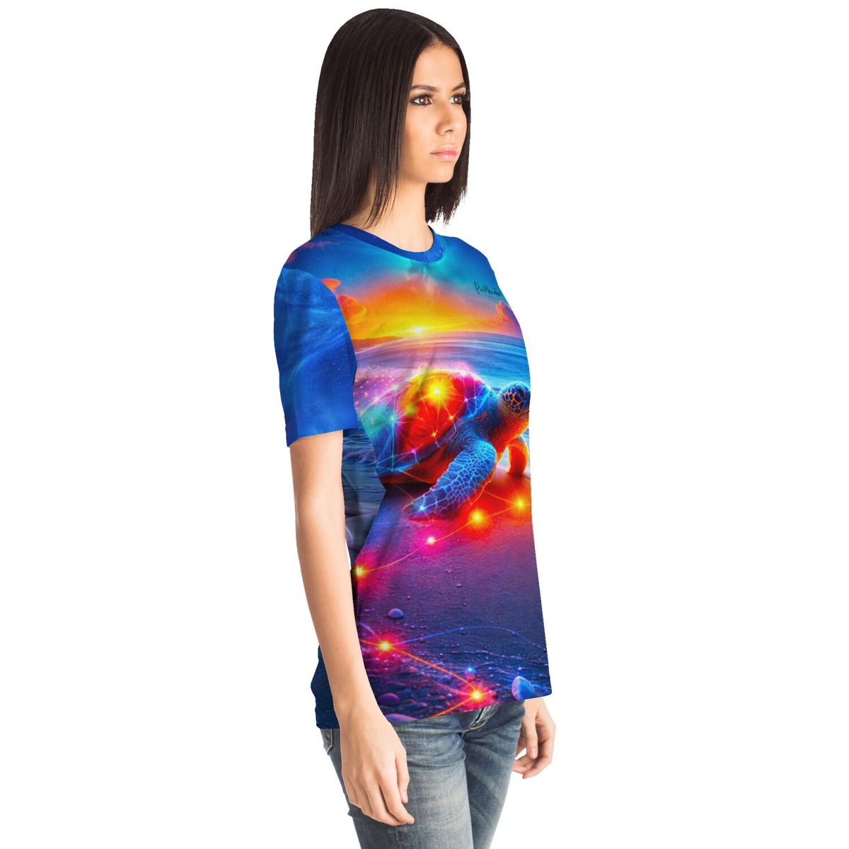 Frau trägt buntes T-Shirt mit leuchtendem Schildkröten-Motiv im Stil unserer Diamond Painting und Malen nach Zahlen Designs