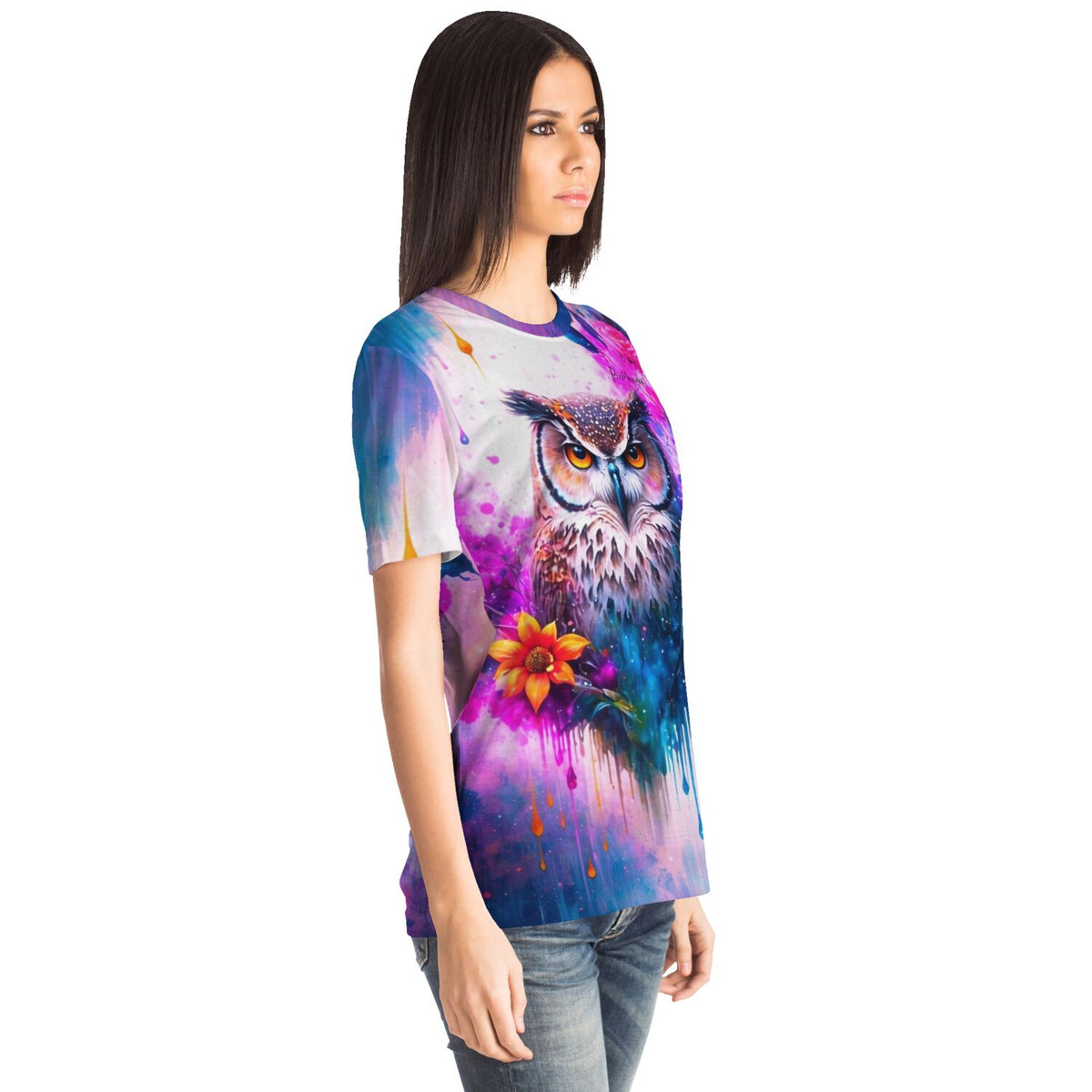 Frau trägt ein T-Shirt mit buntem Eulen-Motiv im Stil von Diamond Painting und Malen nach Zahlen für Erwachsene