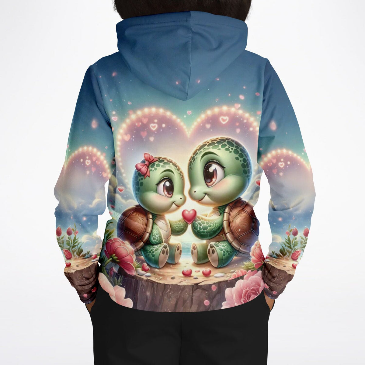 Dreamer Hoodie mit zwei verliebten Schildkröten, Herzmotiv und floralem Design – ideal für Fans kreativer Bastelkunst.