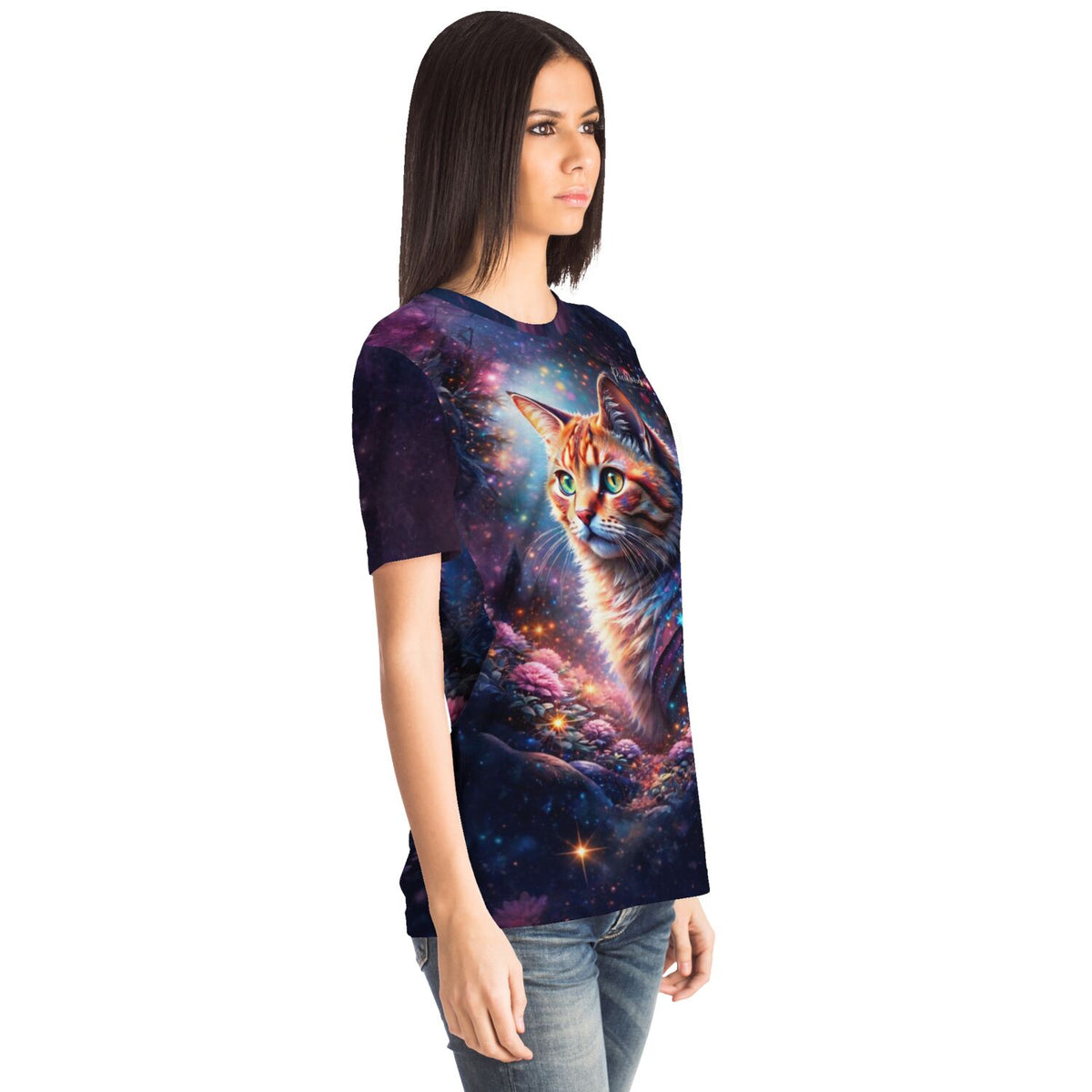 Frau trägt T-Shirt mit buntem Sternenpfote Katzen-Motiv, inspiriert von Diamond Painting und Malen nach Zahlen Designs