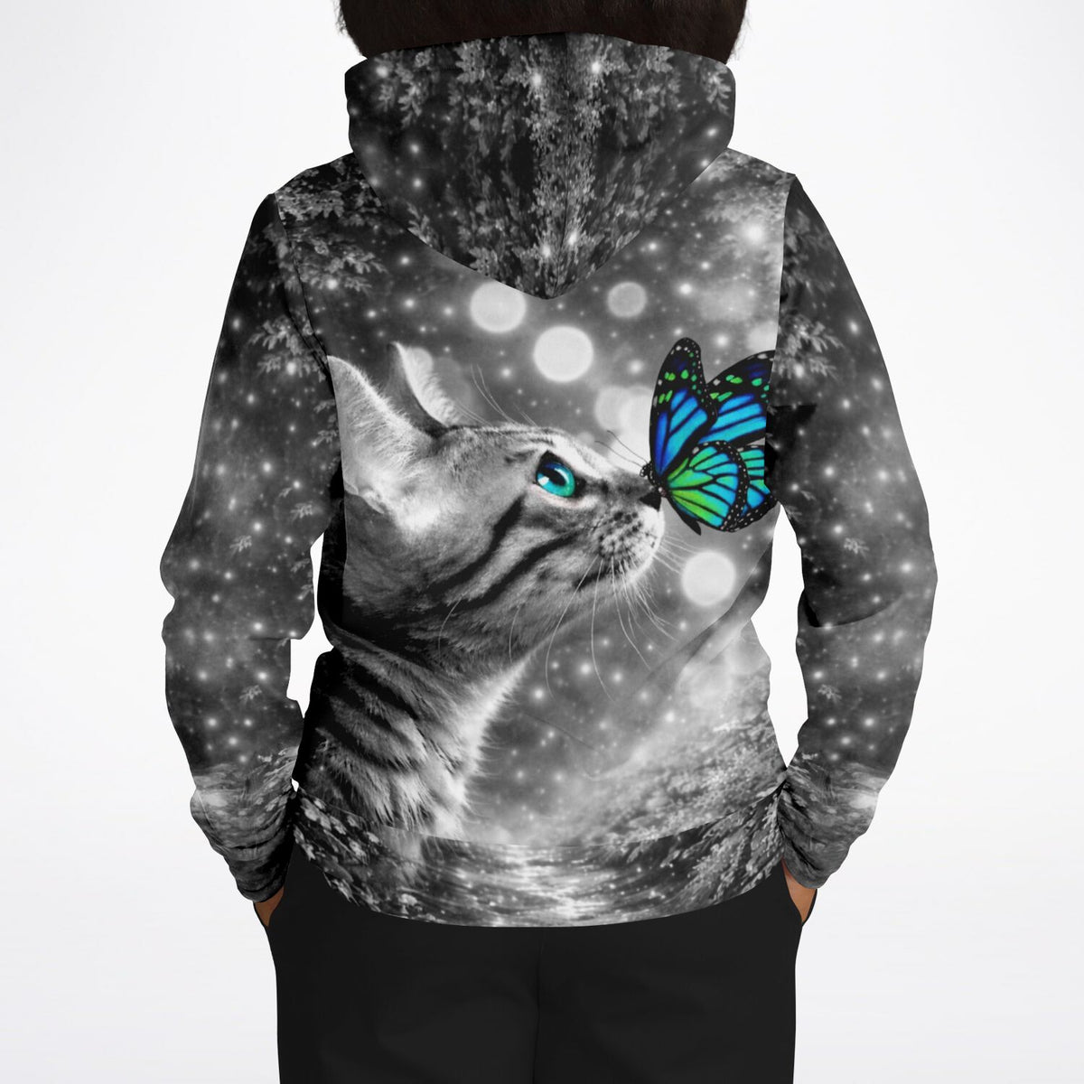 Dreamer Hoodie mit schwarz-weißem Katzen-Motiv und blauem Schmetterling, inspiriert von Diamond Painting Kunstwerken.