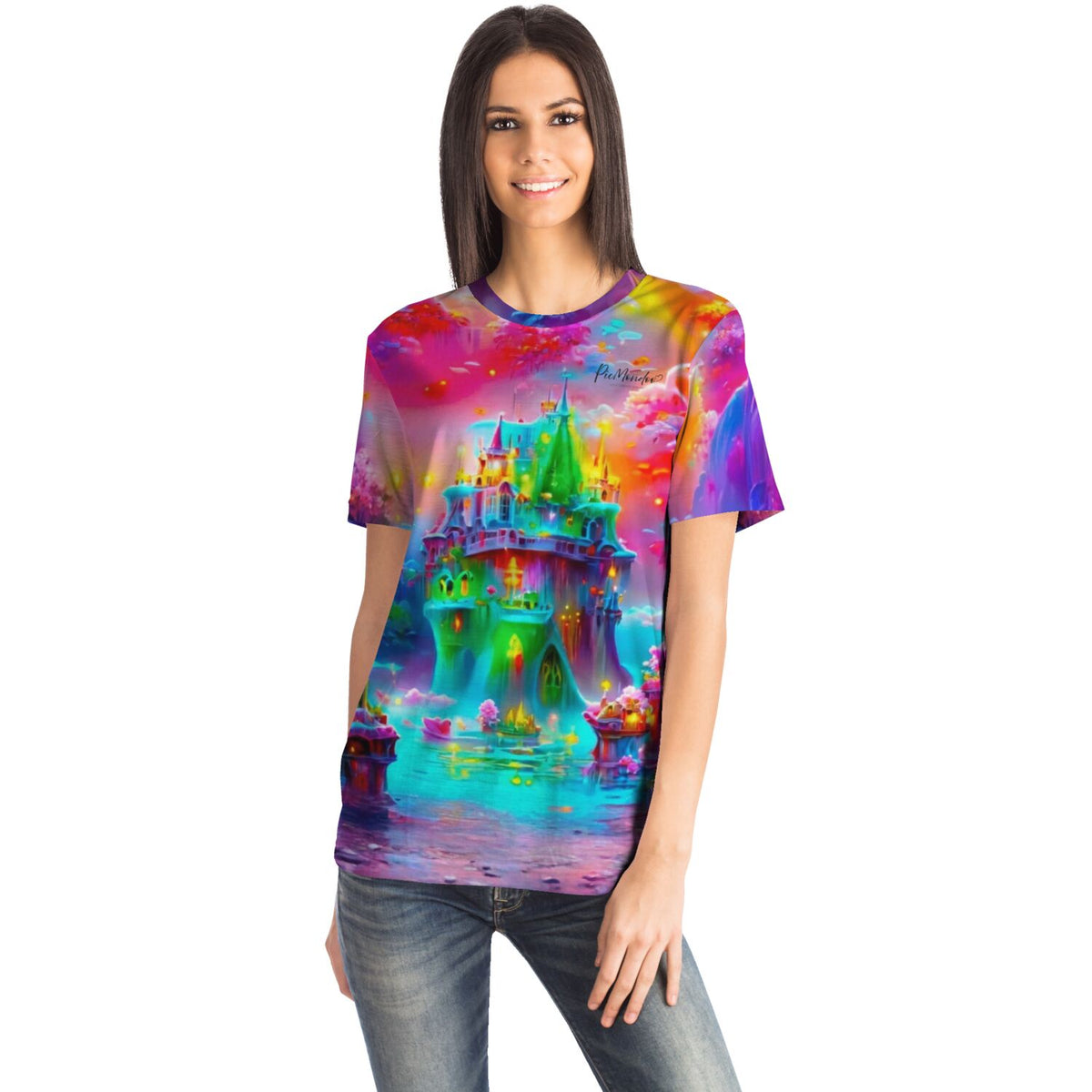 Frau trägt Dreamer T-Shirt mit buntem Fantasie-Schloss-Motiv im Stil unserer Diamond Painting und Malen nach Zahlen Sets