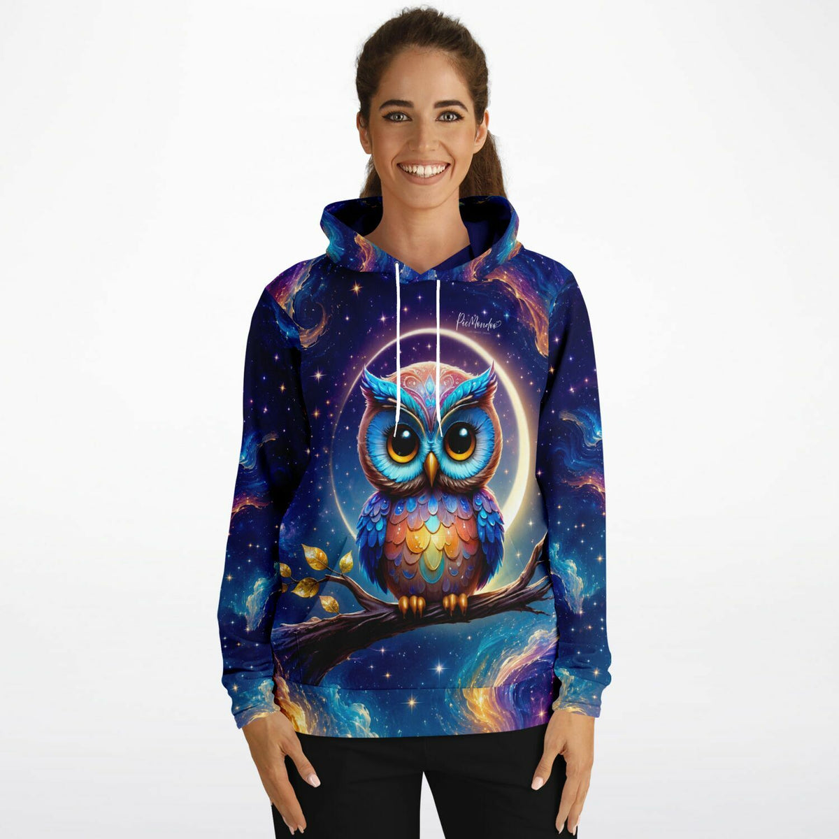Frau trägt Dreamer Hoodie mit buntem Eulen-Motiv im Weltraum-Design, inspiriert von Diamond Painting und Malen nach Zahlen