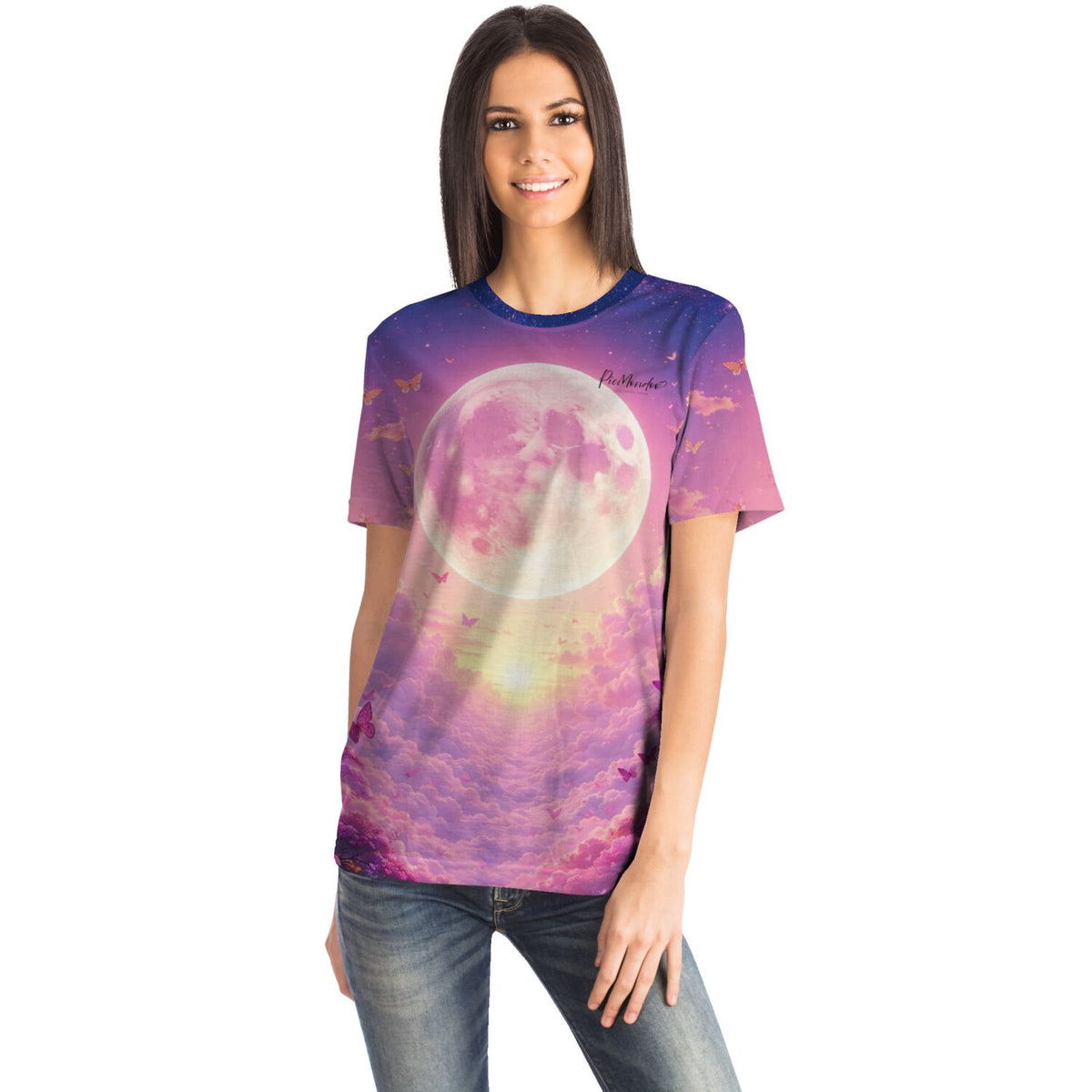 Frau trägt Dreamer T-Shirt Wolkenreich mit pinkem Vollmond, Wolken und Schmetterlingen im picmundoo.comsign