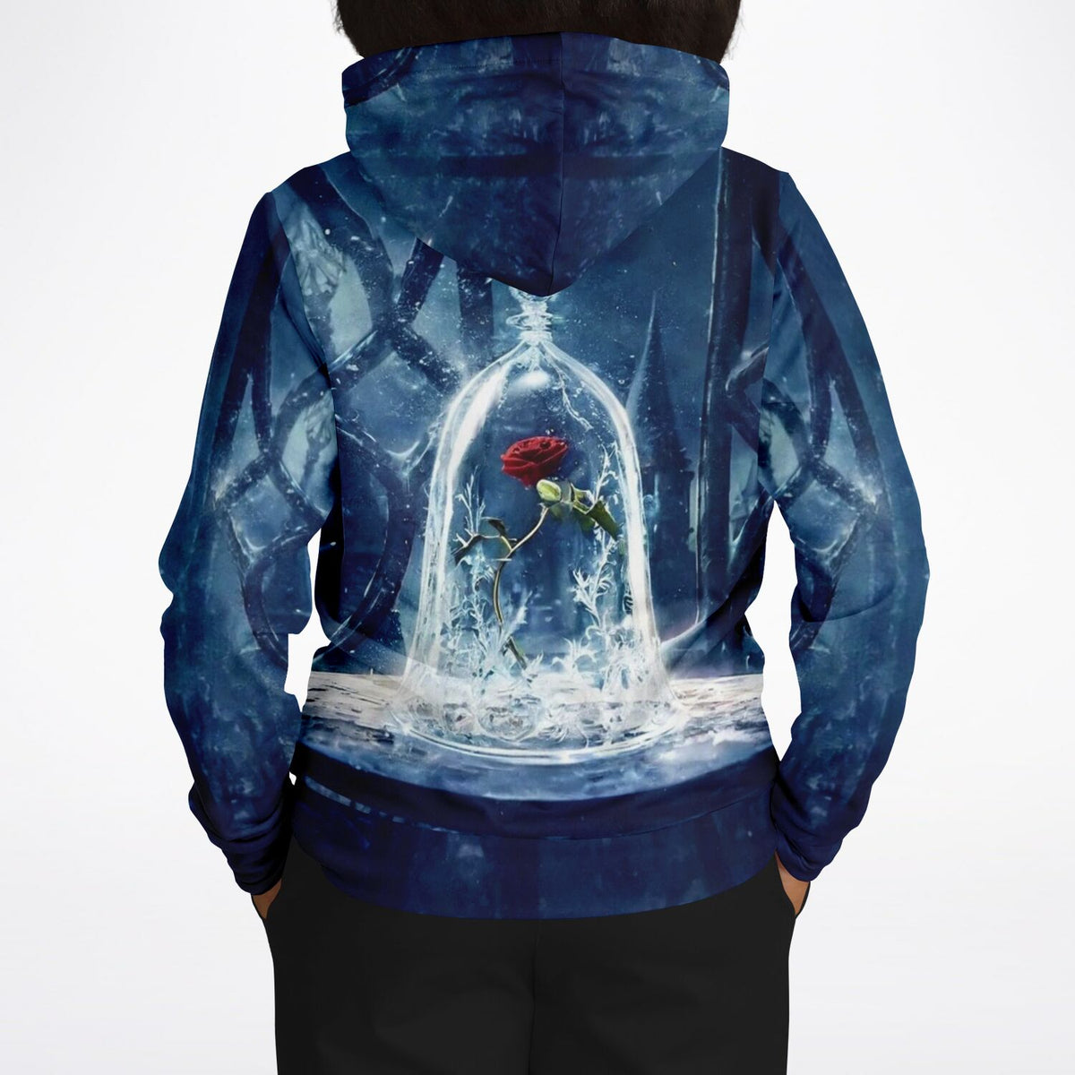 Dreamer Hoodie mit rundum bedrucktem Motiv einer roten Rose im Wunderglas vor nächtlicher Schlosskulisse