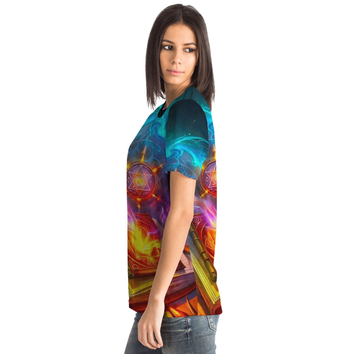 Frau trägt Dreamer T-Shirt mit mystischem Hexenkünste-Motiv, leuchtenden Symbolen und magischem Buch im Dark-Fantasy-Design.