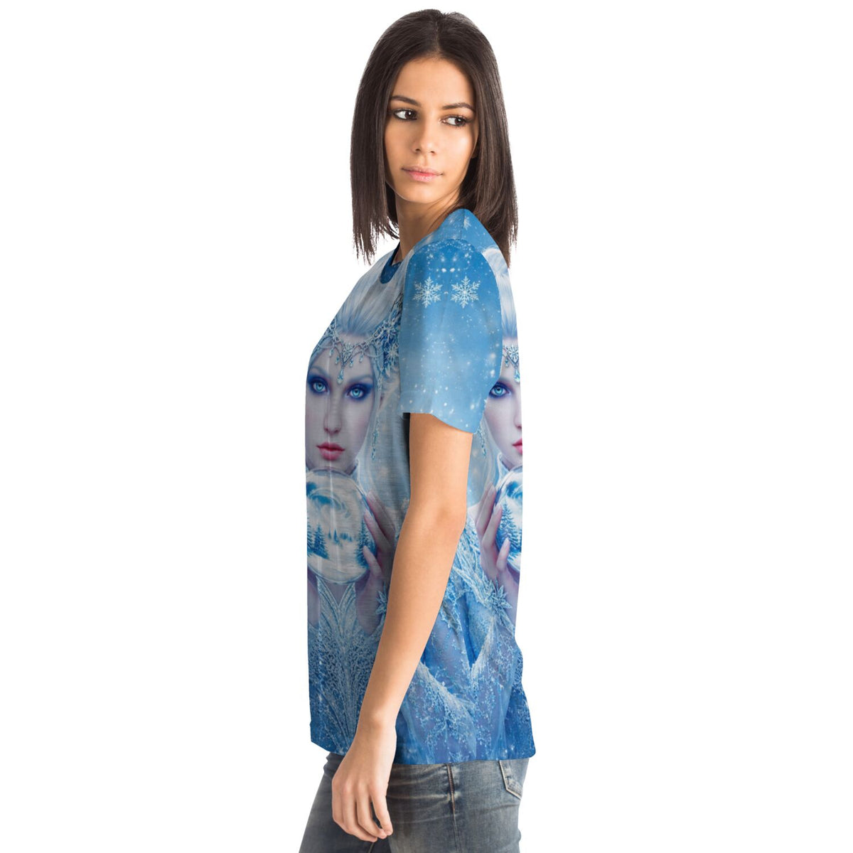 Frau trägt blaues T-Shirt mit Eiskönigin-Motiv im Stil von Diamond Painting und Malen nach Zahlen Designs