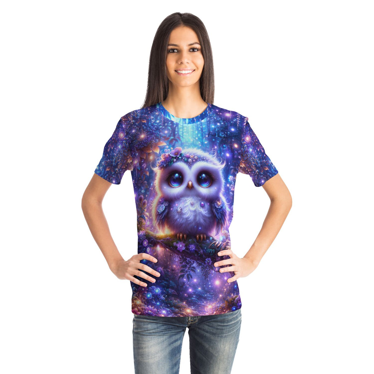 Frau trägt T-Shirt mit magischem Eulen-Motiv im Stil von Diamond Painting und Malen nach Zahlen für Erwachsene