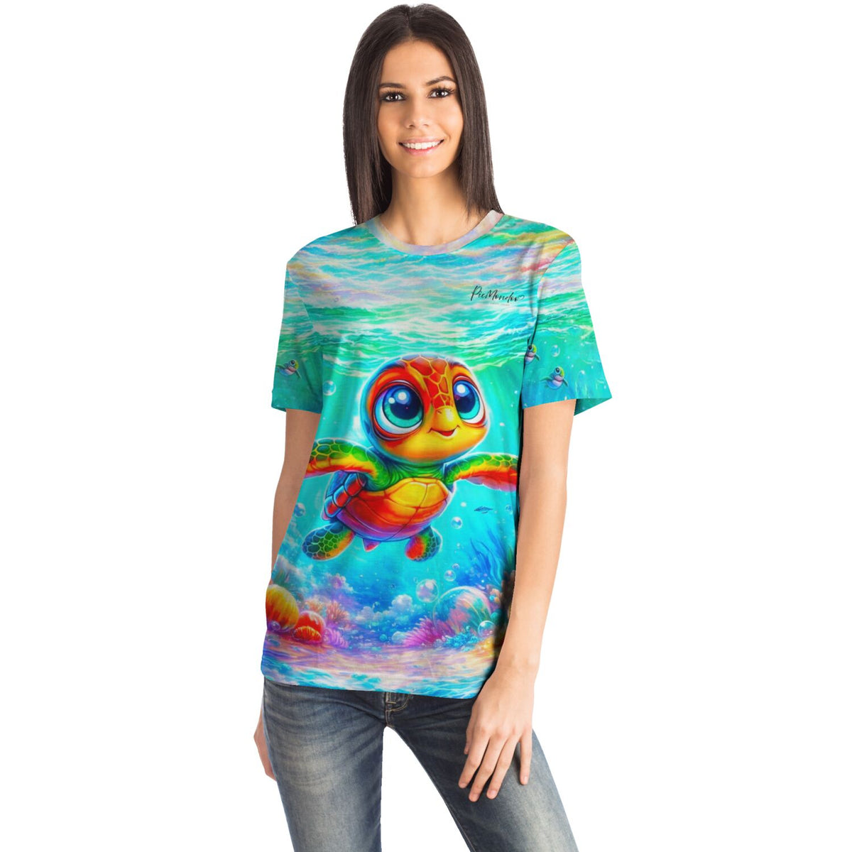Frau trägt buntes T-Shirt mit Lotta Meeresschildkröte Motiv im Stil von Diamond Painting und Malen nach Zahlen Designs