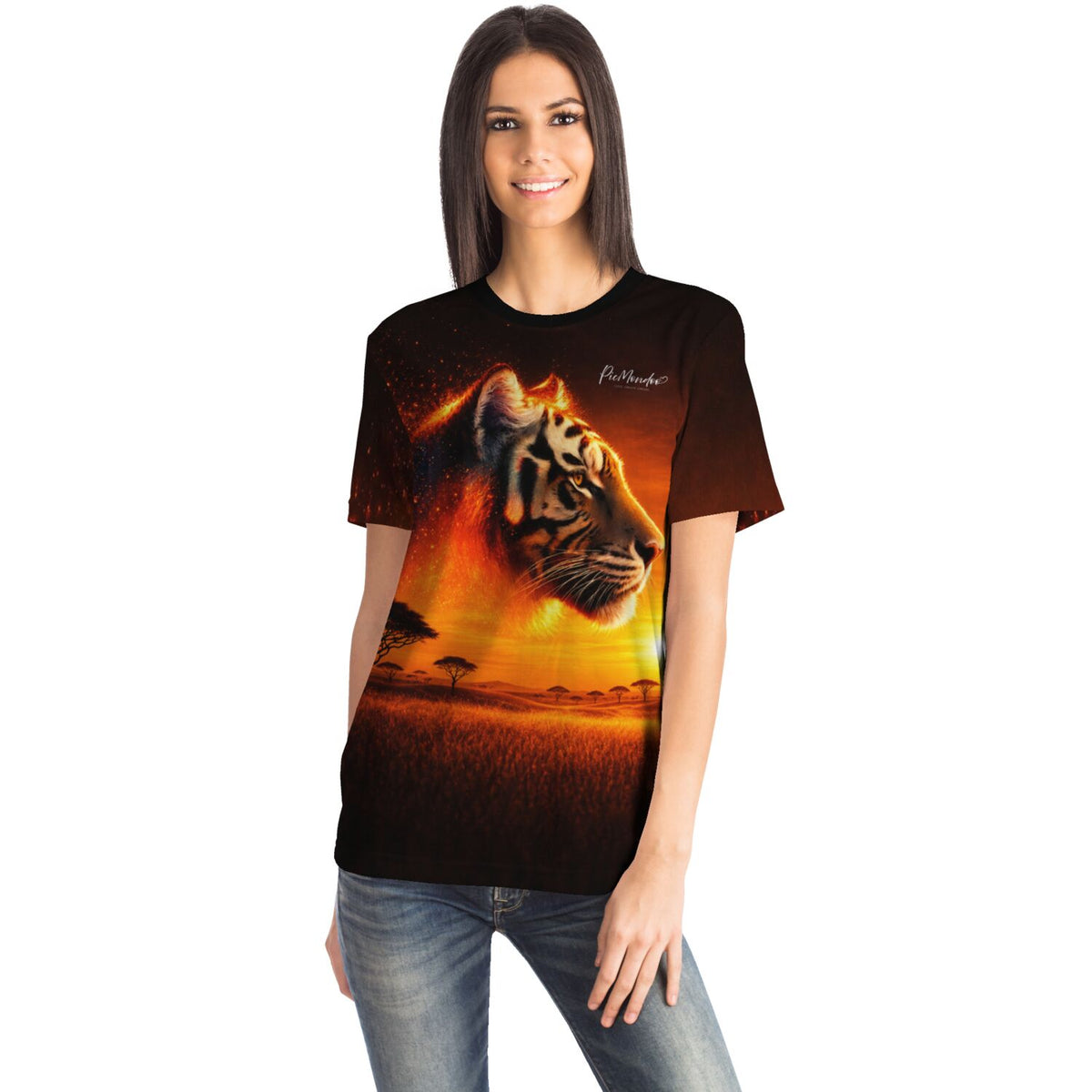 Frau trägt Picmondoo T-Shirt mit Tiger-Motiv im Feuer-Design, inspiriert von Diamond Painting und Malen nach Zahlen Kunst.