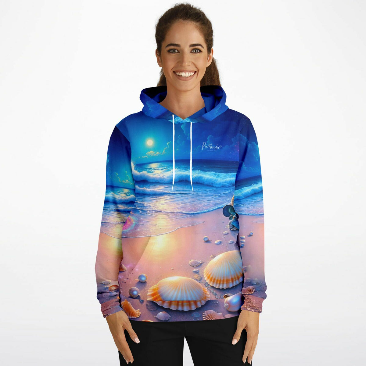 Frau trägt Hoodie mit Strand im Nachtglanz Motiv, inspiriert von Diamond Painting und Malen nach Zahlen Kunstwerken