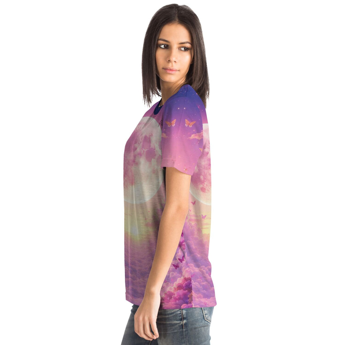 Frau trägt Dreamer T-Shirt Wolkenreich mit Vollmond und Schmetterling-Motiv im verträumten Design für DIY-Liebhaber