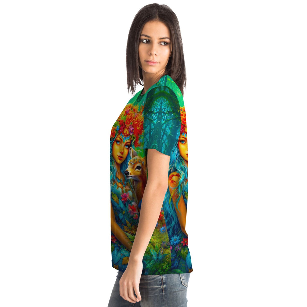 Frau trägt ein Dreamer T-Shirt mit Waldmädchen Motiv, inspiriert durch farbenfrohe Kunst wie Diamond Painting Designs.