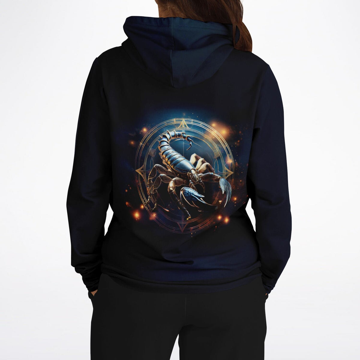Schwarzer Dreamer Hoodie mit detailreichem Skorpion Sternzeichen Motiv und magischem Kreis Effekt auf der Rückseite