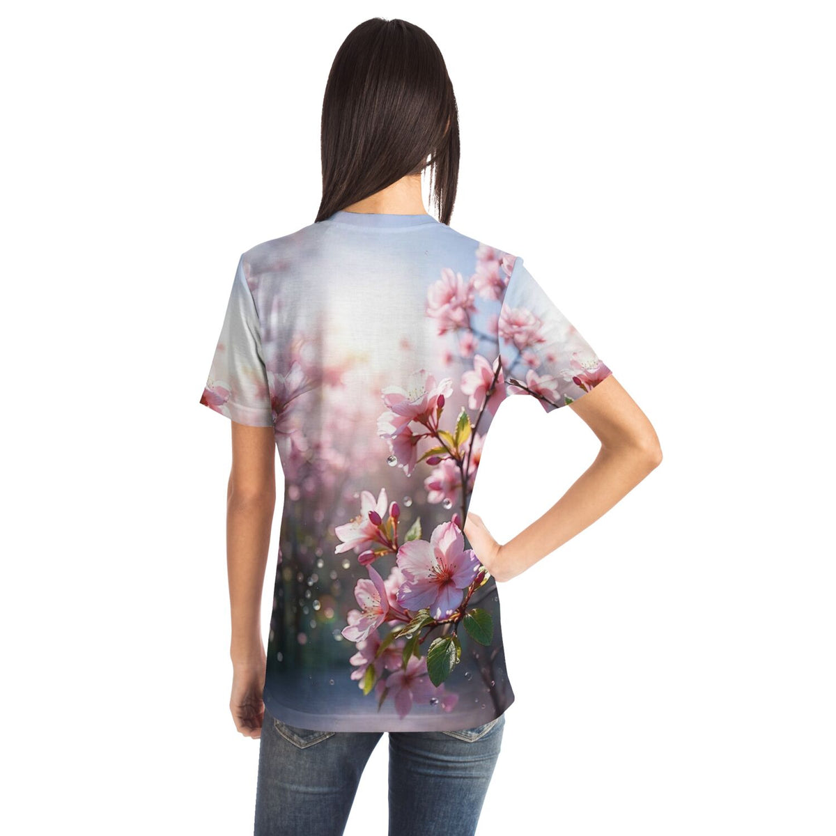 Frau trägt Dreamer T-Shirt mit zartem Kirschblüten-Druck, ideal für Fans von Malen nach Zahlen und Diamond Painting Motiven