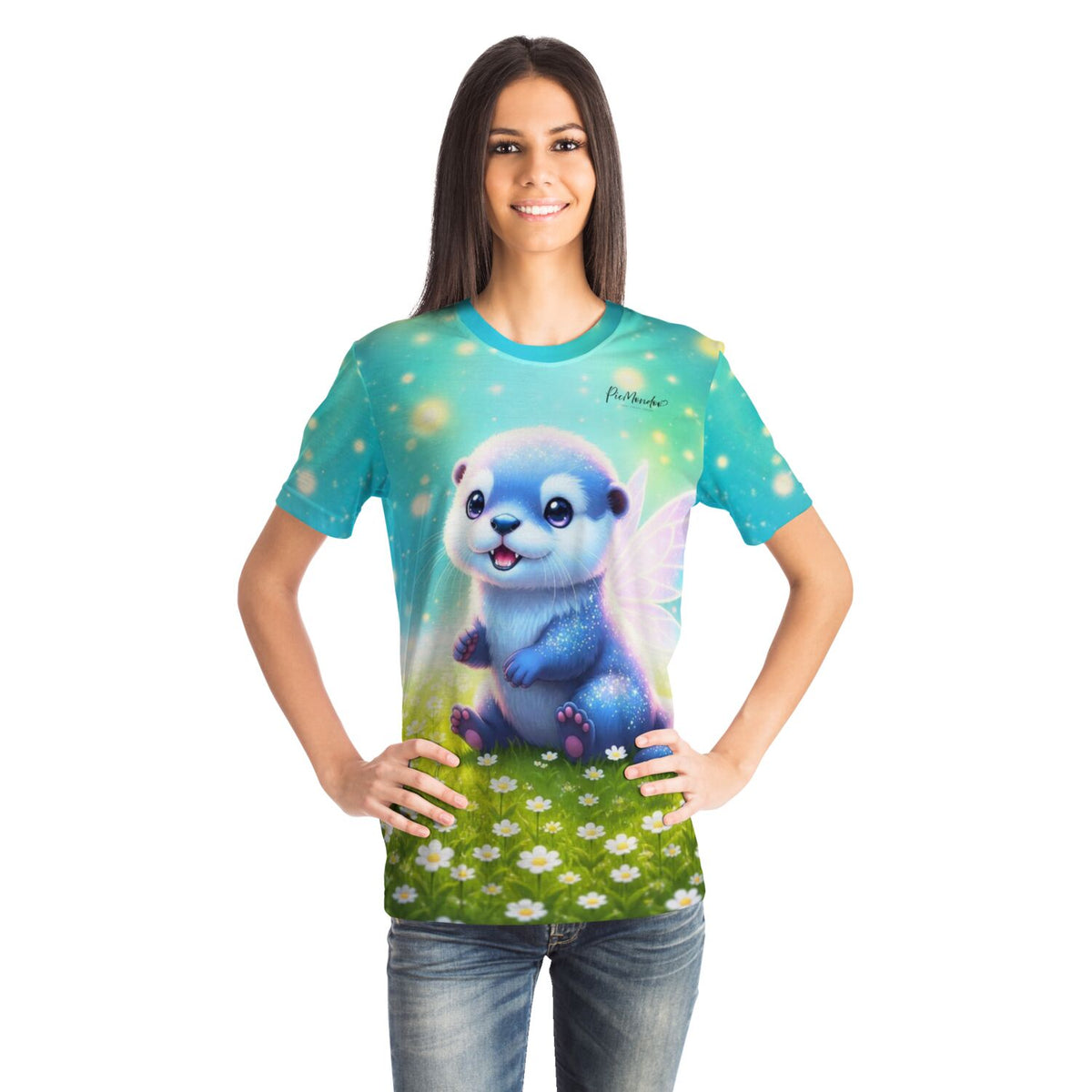 Frau trägt ein T-Shirt mit dem süßen Feenotter Mira Motiv, passend zu Diamond Painting und Malen nach Zahlen Designs.