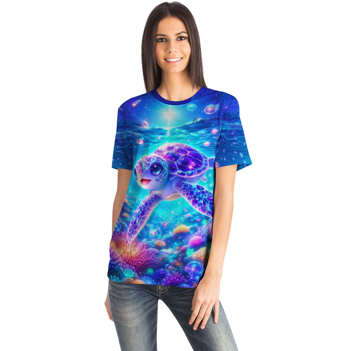 Frau trägt blaues Dreamer T-Shirt mit Sternenschildkröte im Unterwasser-Design, passend für Diamond Painting Fans.
