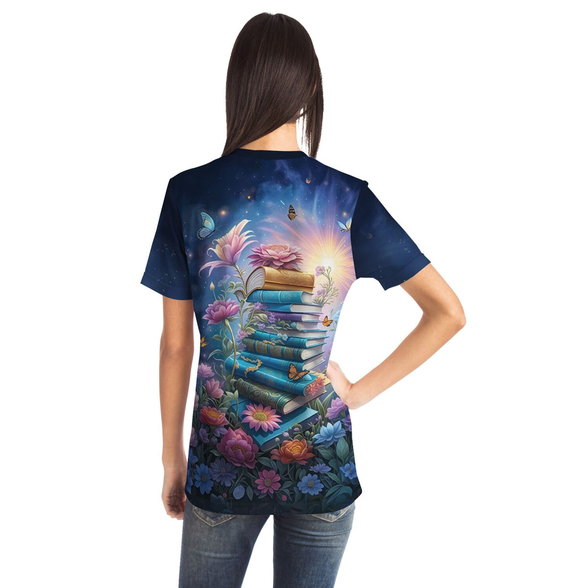 T-Shirt mit künstlerischem Motiv: Bücherstapel umgeben von Blumen und Schmetterlingen im Dreamer-Design