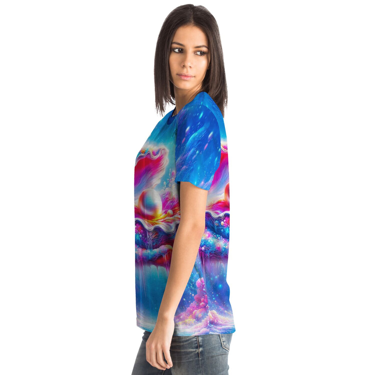 Frau trägt Dreamer T-Shirt mit Zauber des Meeres Motiv im Stil unserer Diamond Painting und Malen nach Zahlen Designs