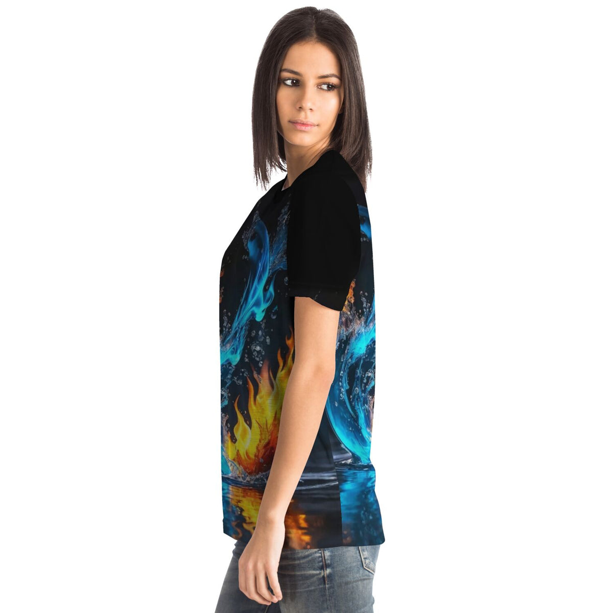 Frau trägt Dreamer T-Shirt mit künstlerischem Feuer- und Wasser-Motiv im Stil von Diamond Painting Designs