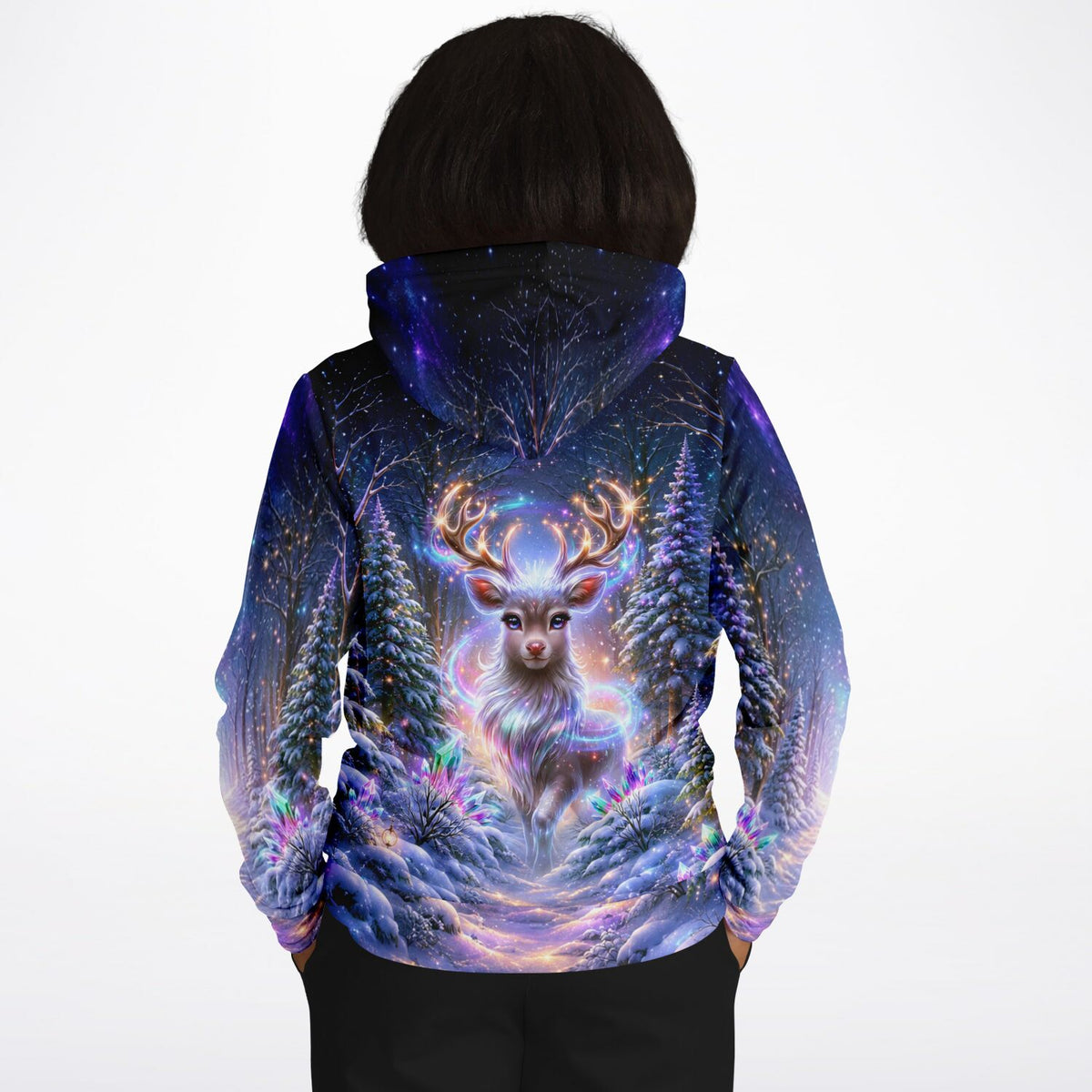 Dreamer Hoodie mit magischem Hirsch im Winterwald, inspiriert von Diamond Painting Motiven und leuchtenden Farben.